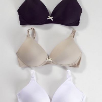 Três soutiens em preto, bege e branco com laços e alças ajustáveis