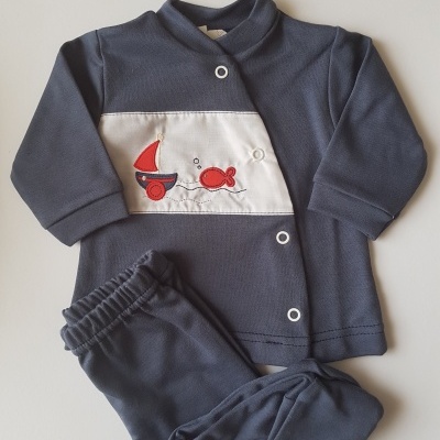 Conjunto de roupa de bebé azul escuro com desenhos de barco e peixe vermelhos numa faixa branca