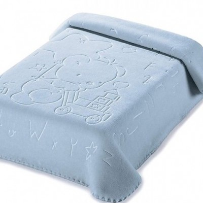 Cobertor azul claro para cama infantil com relevo de urso e vagão