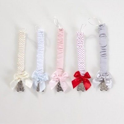 Cinco fitas de tecido coloridas com laços e pendentes de ursinho