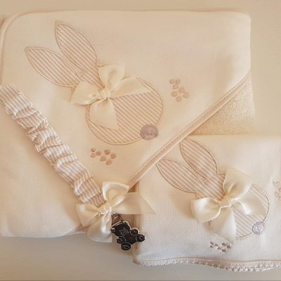 Conjunto de mantas e toalhinhas infantis com bordado de coelho e acessórios.