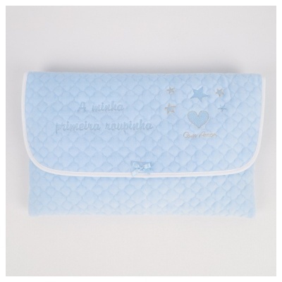 Carteira azul claro acolchoada bordada com texto e motivos decorativos