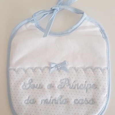 Babete de bebé branco e azul claro com bordado e laço azul