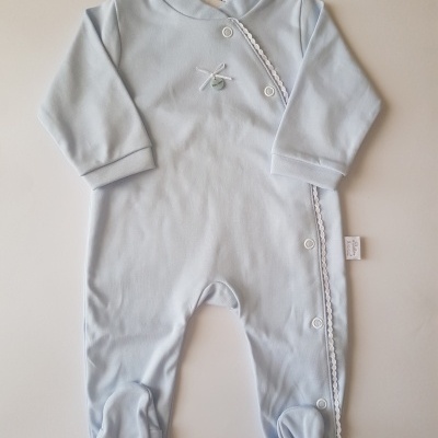 Macacão bebé azul claro com botões e renda branca