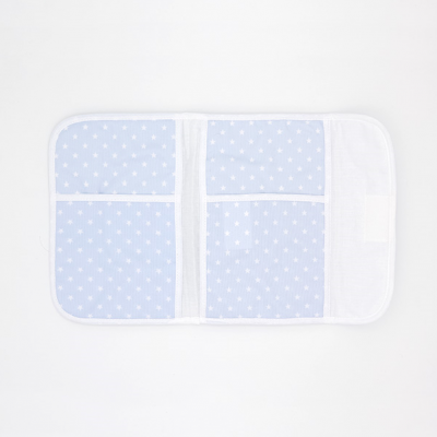 Organizador azul claro com estrelas brancas e quatro bolsos sobre fundo branco