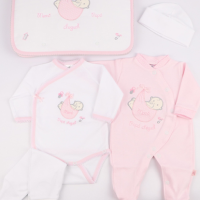 Conjunto de roupa de bebé branco e cor-de-rosa com estampas de bebé e texto 