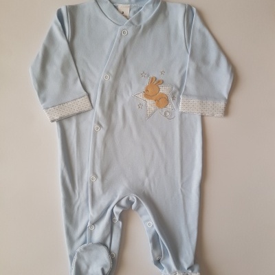 Macacão de bebé azul claro com aplicação de coelhinho e estrela