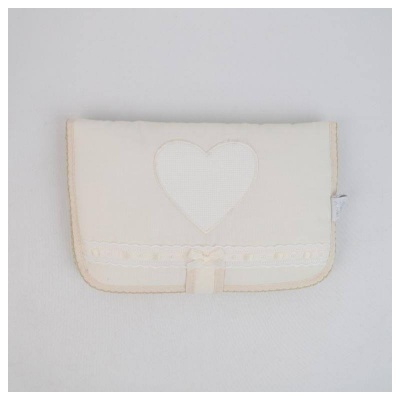 Carteira pequena creme com coração bordado e fita decorativa