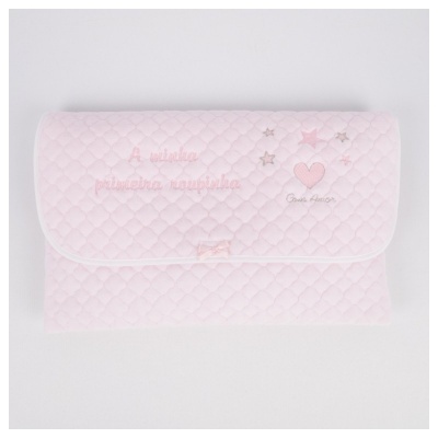 Carteira acolchoada rosa com bordados de estrelas, corações e texto em rosa