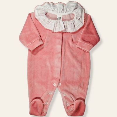 Macacão de bebé cor-de-rosa com gola branca franzida