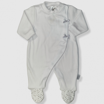 Macacão de bebé branco com laços cinza e pés estampados com estrelas.