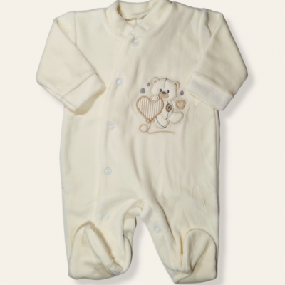 Macacão de bebé creme com bordado de ursinho e coração
