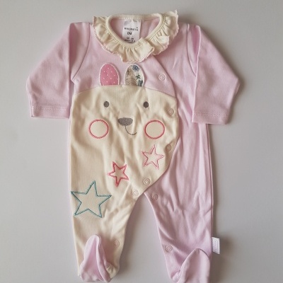 Pijama de bebé rosa e amarelo com desenho de coelho e estrelas, gola com folho e botões de pressão.