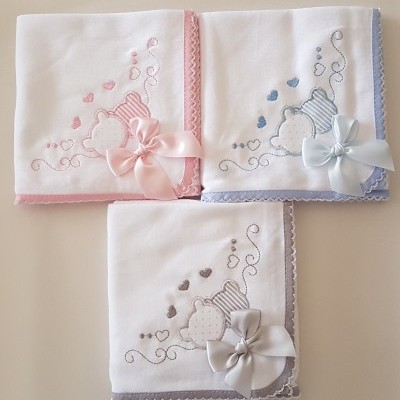 Mantas de bebé brancas com bordados de ursinho e laços em rosa, azul e cinza