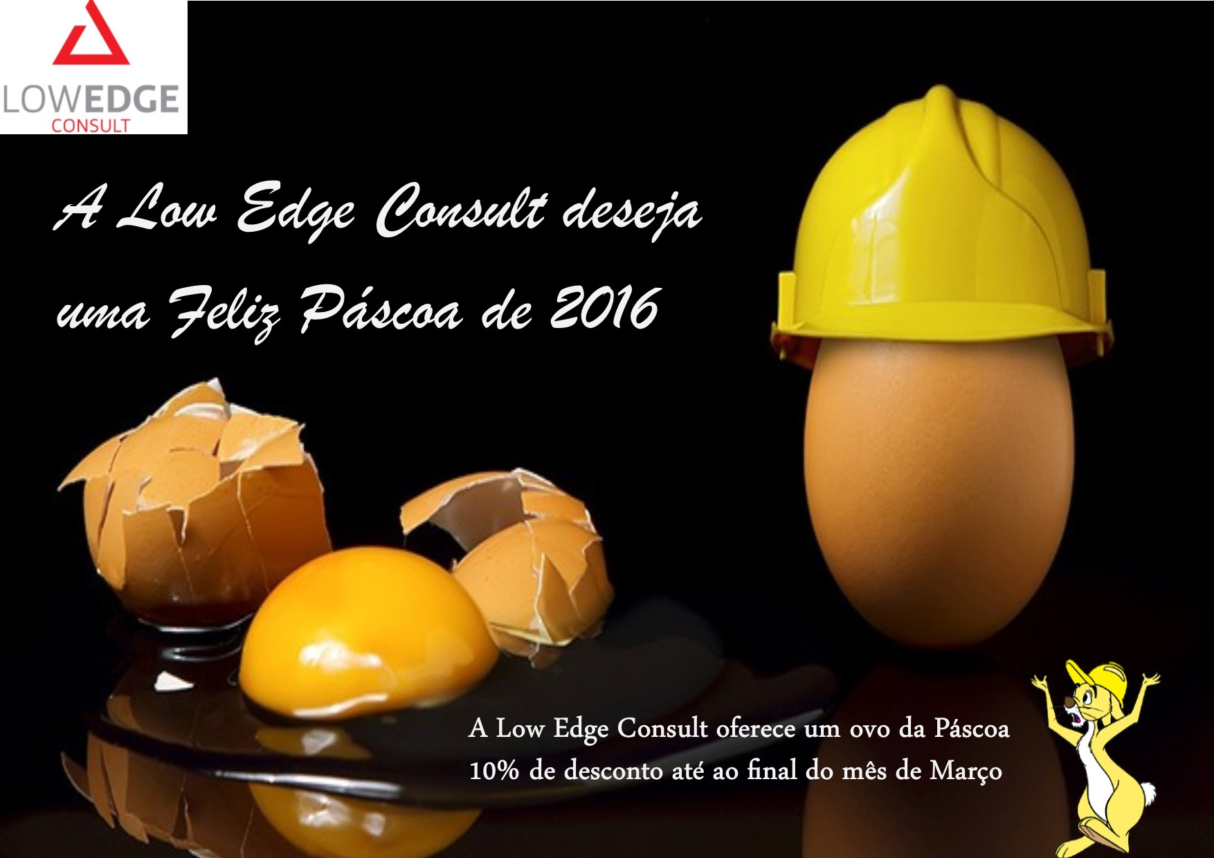 Ovo com capacete amarelo e ovo partido com gema com texto promocional