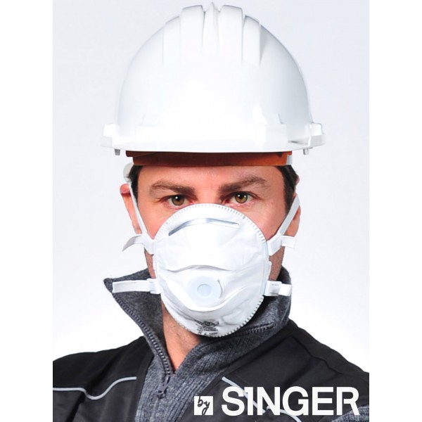 Homem com capacete branco, máscara respiratória e roupa preta com texto SINGER