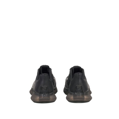 Sapatilhas pretas desportivas vistas de trás com sola translúcida