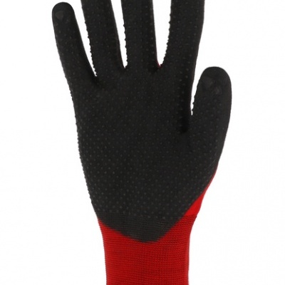 Luva preta e vermelha com textura na palma e punho azul
