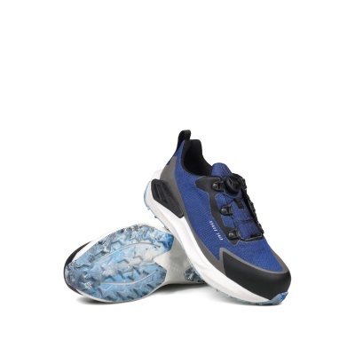 Sapatilhas desportivas azuis com sola branca e detalhes pretos