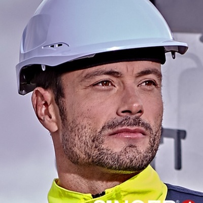 Capacete de segurança branco em uso por trabalhador com jaqueta azul e gola amarela