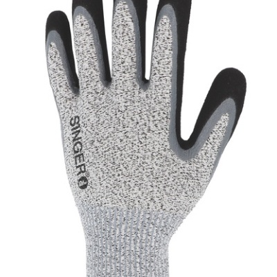 Luva de trabalho cinzenta com pontas dos dedos e palma em preto e logo SINGER®