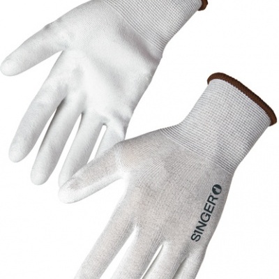 Par de luvas brancas com punho castanho e escrita SINGERO
