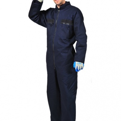 Homem com macacão de trabalho azul escuro, luvas azuis e brancas, sapatos pretos e boné azul, fundo branco