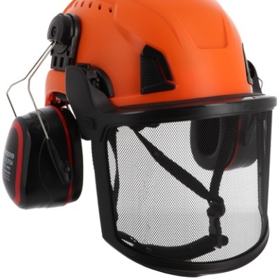 Capacete de segurança laranja com protetor facial em rede preta e protetores auriculares pretos e vermelhos
