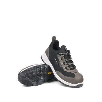 Sapatos desportivos cinza e preto com sola branca e preta, etiqueta com texto SAVOIA.