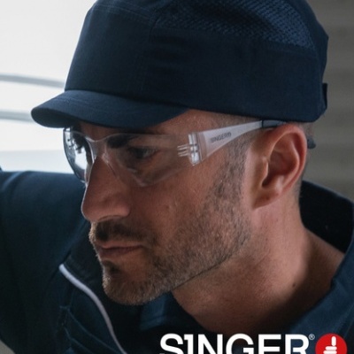 Homem com boné azul e óculos de segurança SINGER