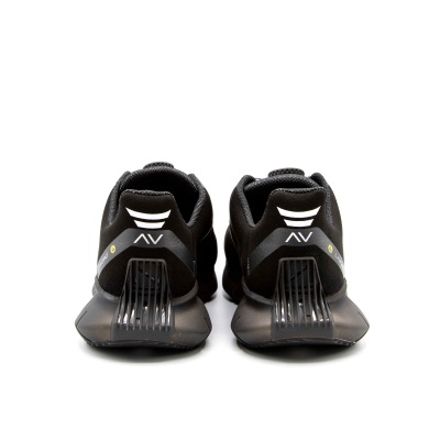 Par de sapatilhas pretas com sola grossa e logotipo AV no calcanhar