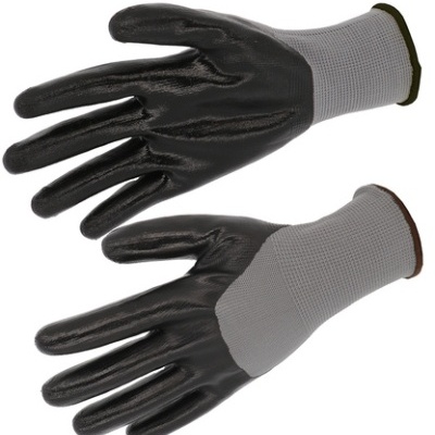 Par de luvas de trabalho preto e cinza em fundo branco