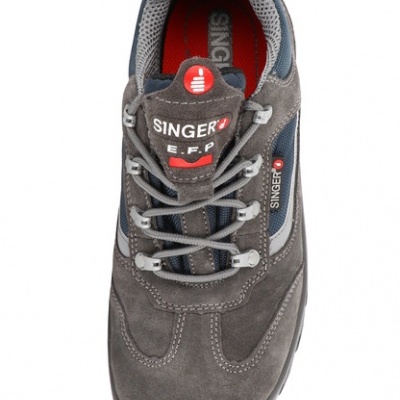 Ténis cinza escuro com detalhes em azul e etiqueta SINGER
