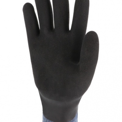 Luva preta com punho azul e borda castanha em fundo branco