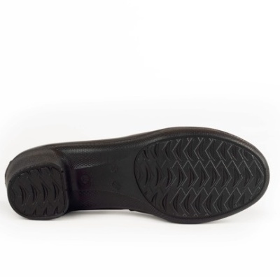 Sola preta de sapato com padrão antiderrapante em fundo branco