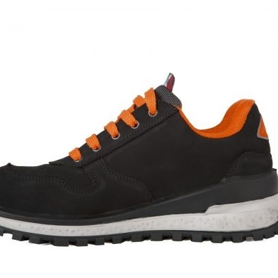 Ténis desportivos pretos com detalhes laranja e sola branca