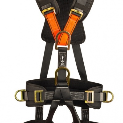 Arnês de segurança com cintos laranja e preto e fivelas metálicas douradas
