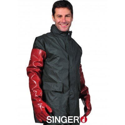 Homem a usar casaco impermeável preto com mangas vermelhas longas brilhantes na imagem com texto SINGER