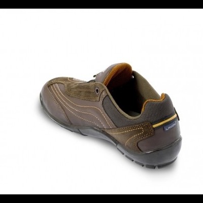 Sapato desportivo castanho com detalhes em costura clara e sola preta