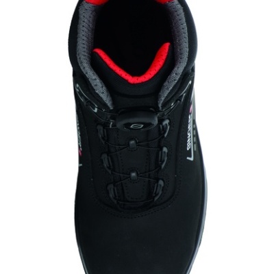 Tênis preto com detalhes vermelhos e cinzentos visto de cima