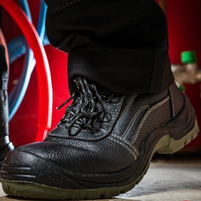 Bota de segurança preta com sola cinza esverdeada e atacadores pretos