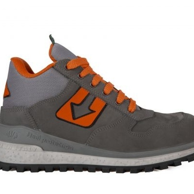 Tênis desportivo cinza e laranja com sola branca e preta