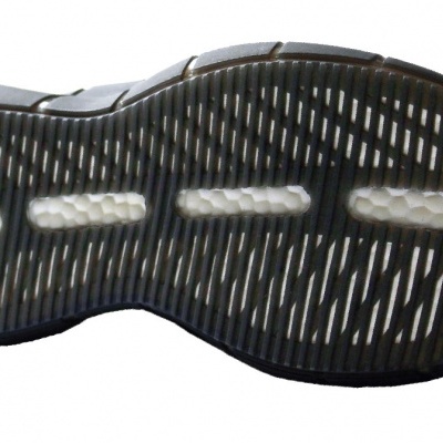 Sola preta de sapato desportivo com detalhes em branco