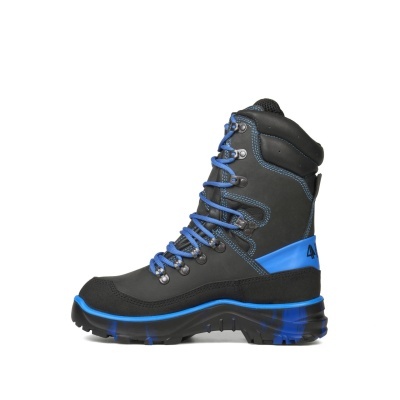Bota de trekking preta com detalhes azuis e atacadores azuis