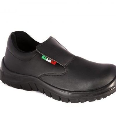 Sapato de segurança preto com sola antiderrapante e detalhe da bandeira italiana