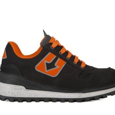 Ténis desportivo preto e laranja sobre fundo branco