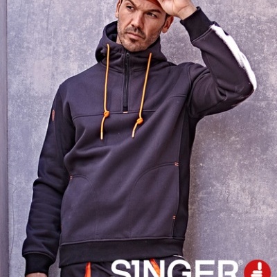 Homem com equipamento de proteção e roupa de trabalho