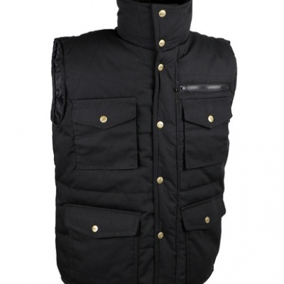 Colete masculino acolchoado preto com botões dourados e vários bolsos