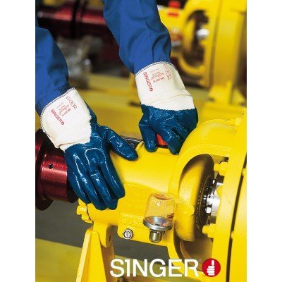 Luvas de proteção brancas e azuis a manipular maquinaria amarela com texto SINGER