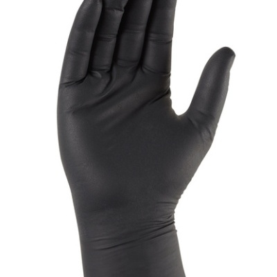 Luva preta descartável numa mão aberta